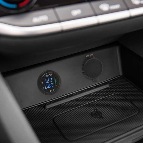 Adaptor USB cu montare în locul brichetei cu voltmetru