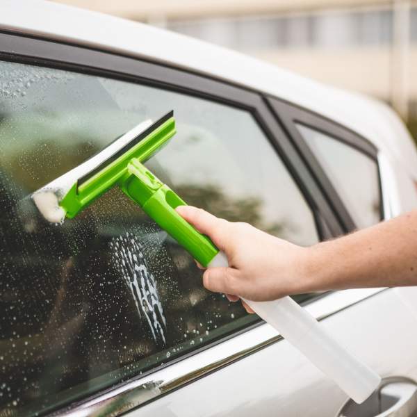 Burete pt. spălat parbrizul - cu rezervor şi racletă de cauciuc