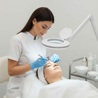 Lampă LED cu lupă – 5” (130 mm), 9W, 800 lumeni, braț reglabil, prindere de birou